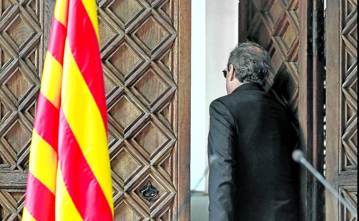 Quim Torra abandona el pórtico del Palau de la Generalitat donde ofreció su comparecencia a mediodía.