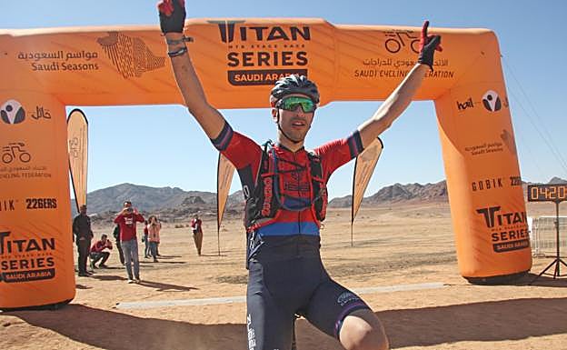 Julen Zubero celebra el triunfo en el desierto.