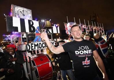 Imagen secundaria 1 - Los londinenses celebraron a las 23:00 horas en España, su salida oficial de la UE ante el Parlamento británico.