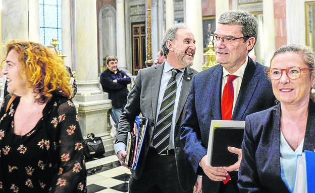 Nekane Alonso, Alfonso Gil, Juan Mari Aburto y Gotzone Sagardui a la entrada del pleno ayer.