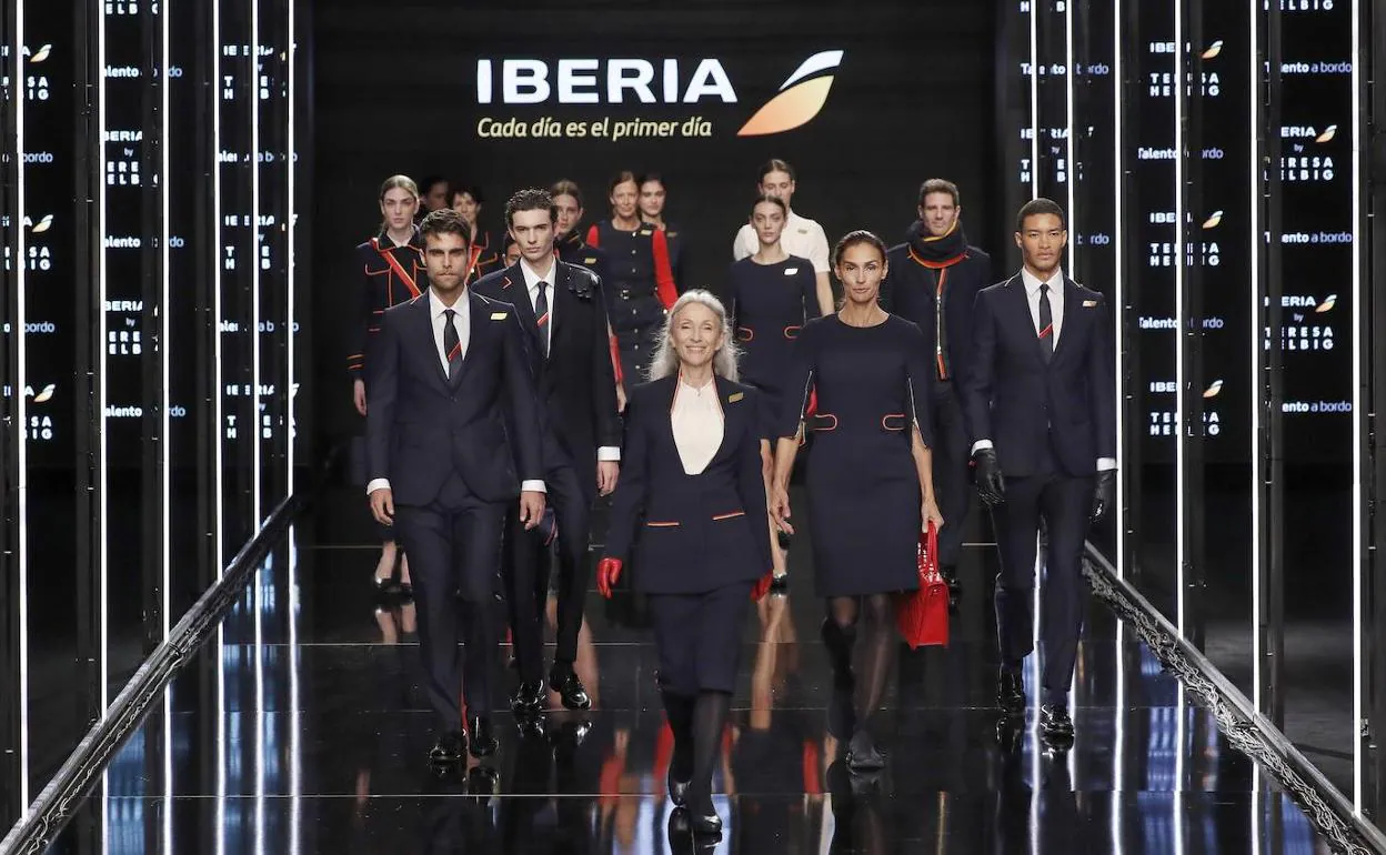 sesión Malgastar Oceano Teresa Helbig firma los nuevos uniformes de Iberia | El Correo