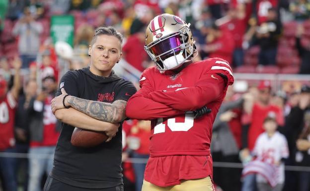 Katie Sowers junto a uno de los jugadores del San Francisco 49ers.