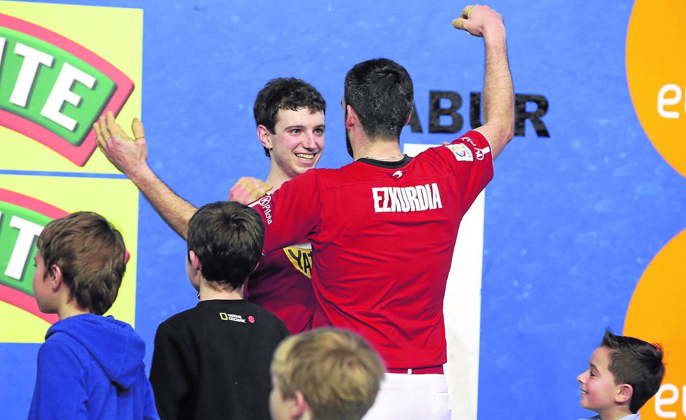 Martija y Ezkurdia celebran la consecución de su séptimo punto en el Parejas en el frontón de Zalla. 