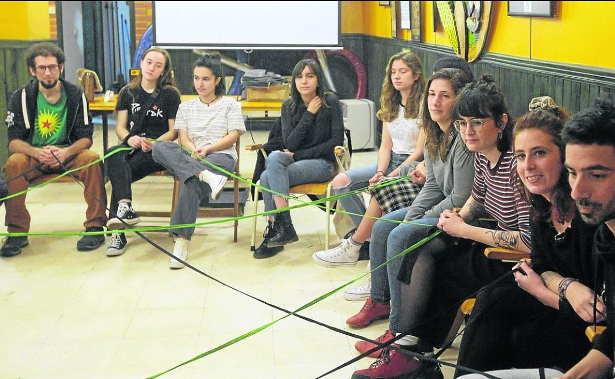 Más de treinta activistas se citaron ayer en una reunión informativa en el Casco Viejo.