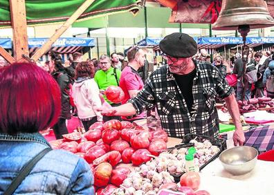 Imagen secundaria 1 - Arriba, uno de los ejemplares que se pusieron a la venta en la feria. Debajo, puesto de verduras y Tris y Rafa, en plena exhibición. 