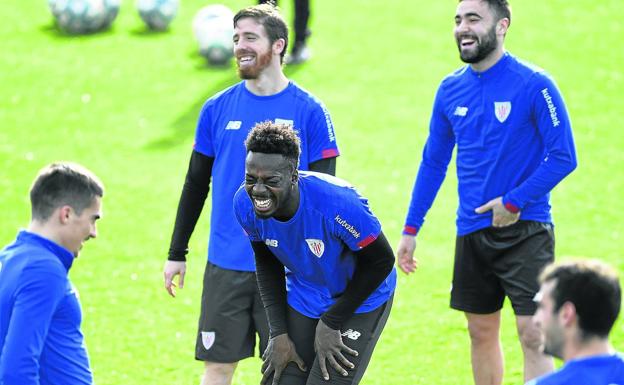 Williams se carcajea durante el entrenamiento del Athletic en Lezama.