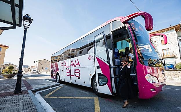 Un autobús de Álava Bus, en Iruña de Oca.