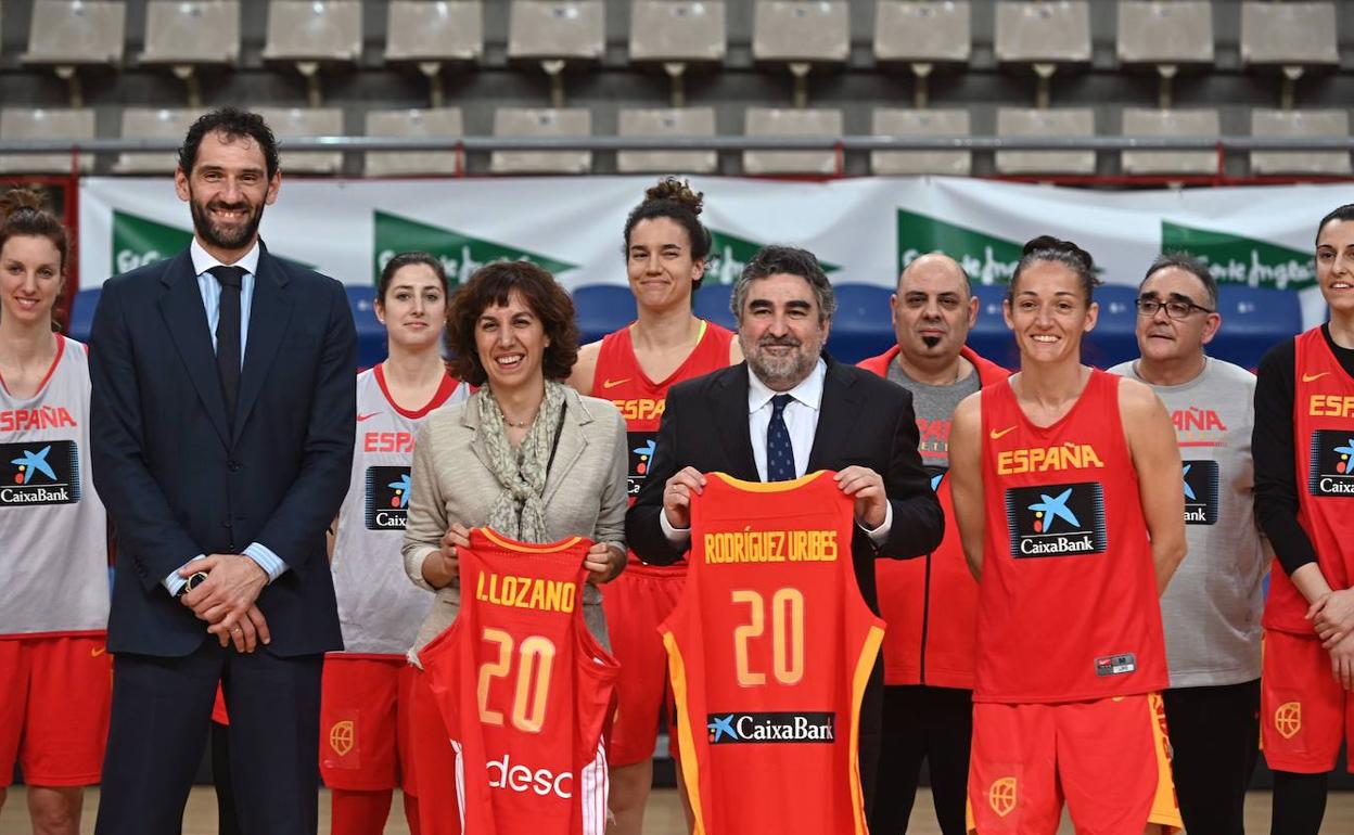 Visita del ministro de Cultura y Deportes, José Manuel Rodríguez Uribes, y de la nueva presidenta del CSD, Irene Lozano, a un entrenamiento de la selección. 