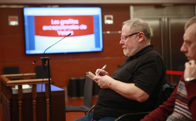 Eliseo Gil toma notas durante la segunda jornada del juicio por el caso Iruña-Veleia. A su lado, Rubén Cerdán.