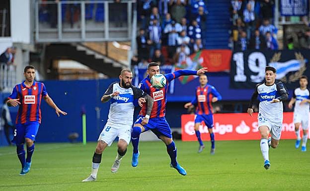 Aleix Vidal pelea con Arbilla en el derbi de Ipurua.