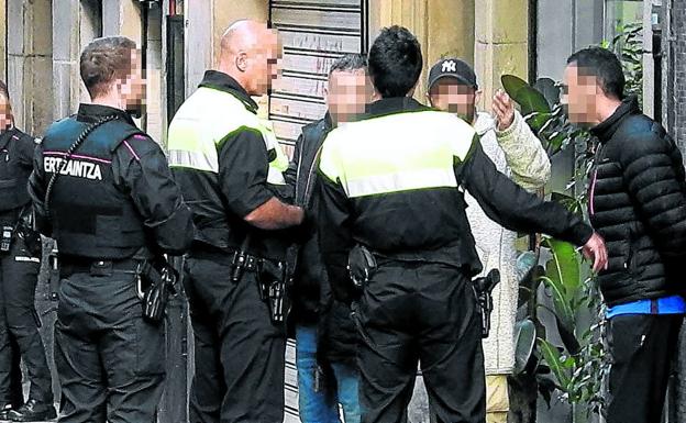 Agentes de Policía Municipal de Bilbao y Ertzaintza colaboran en la identificación de varias personas.