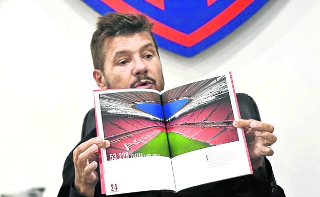 Marcelo Tinelli, presidente de San Lorenzo, muestra una imagen del nuevo San Mamés.