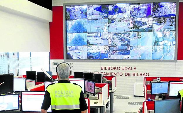 Centro de control de la Policía Municipal de Bilbao, en el barrio de Miribilla.