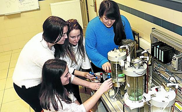 Un grupo de alumnas de un ciclo de FP de Robótica en un centro vitoriano.