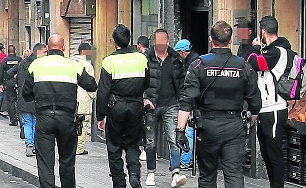 Agentes de la Ertzaintza y de la Policía Municipal de Bilbao patrullan por San Francisco.