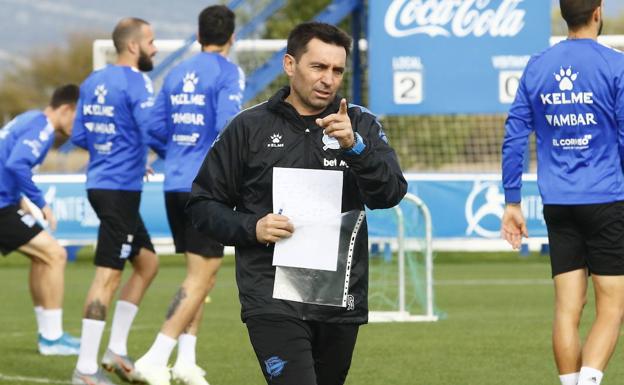 Asier Garitano da instrucciones a sus jugadores durante una sesión de entrenamiento en Ibaia.