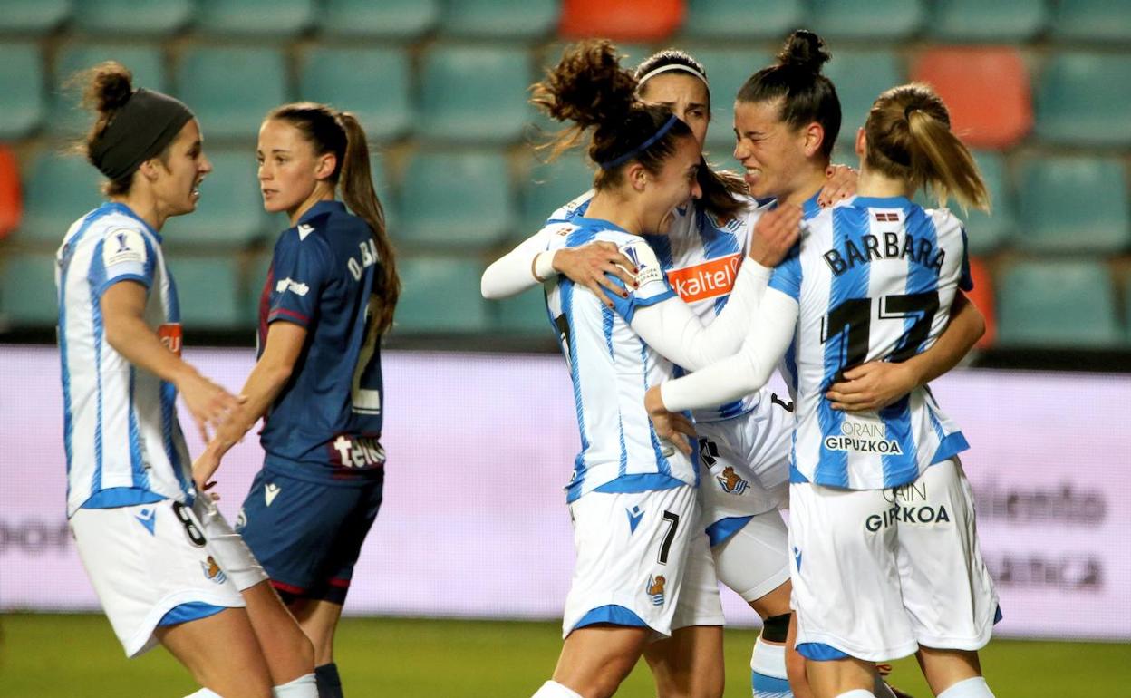 Jugadoras del conjunto txuriurdin celebrando el gol de Leire Baños. 