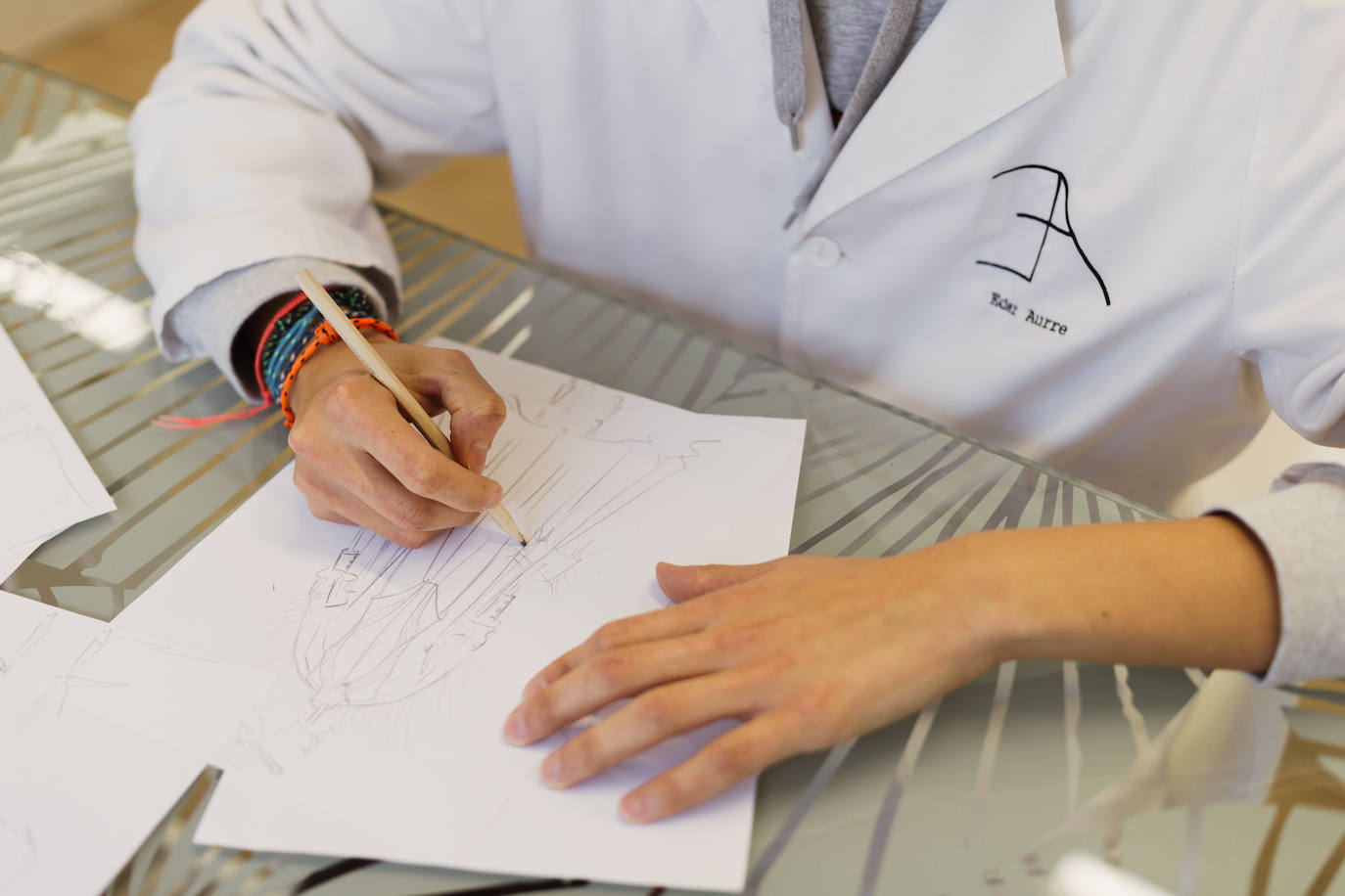 Fotos: Eder Aurre, seleccionado entre 152 diseñadores para vender sus creaciones en Milán