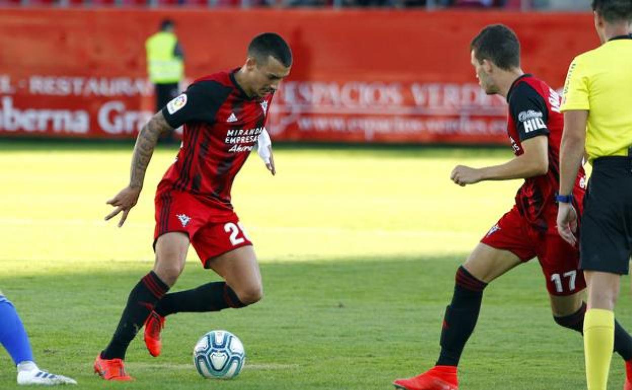 Antonio Sánchez durante un encuentro con el Mirandés 