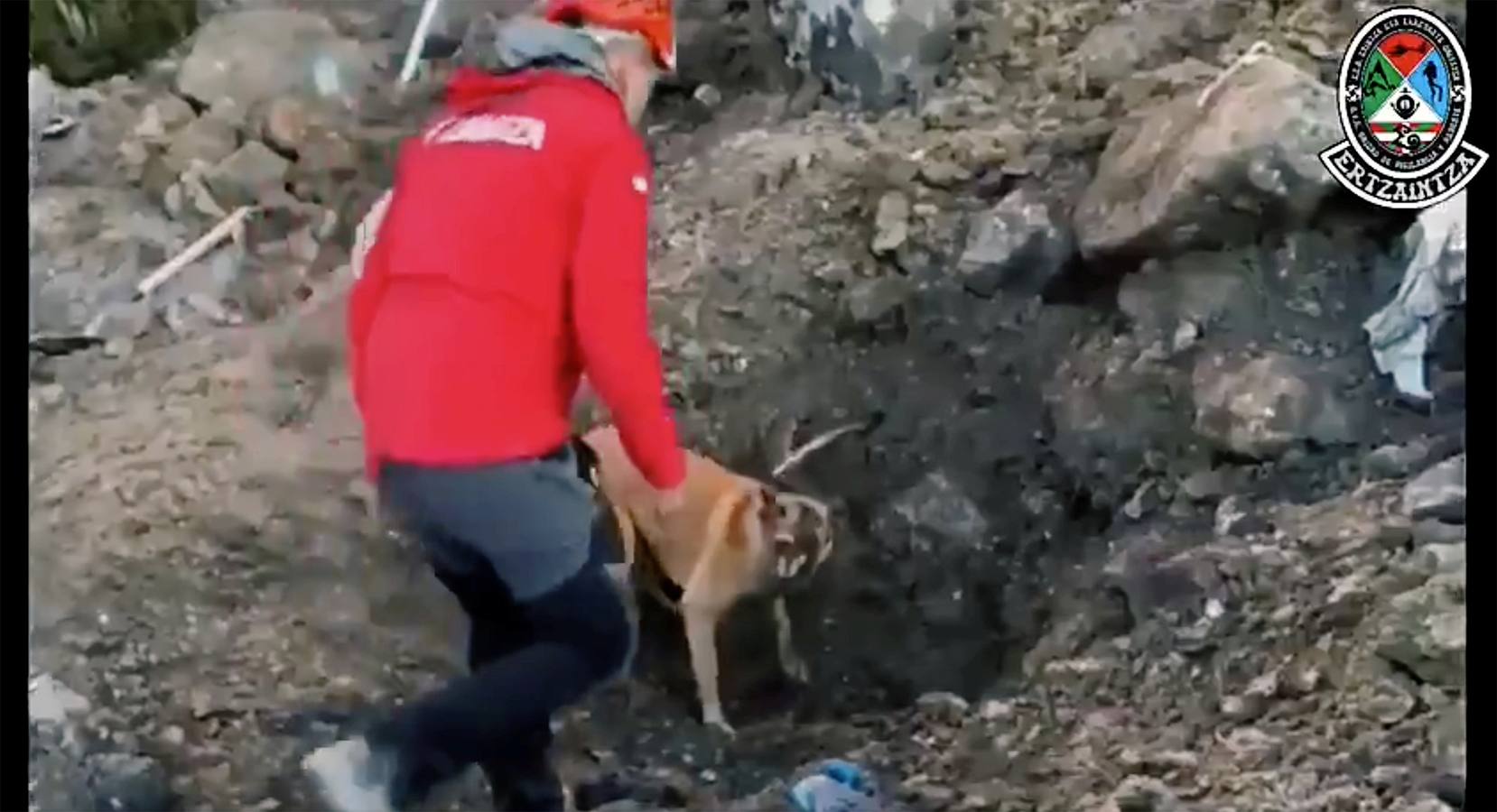 Fotos: Un desprendimiento de tierra corta la A-8 en Zaldibar