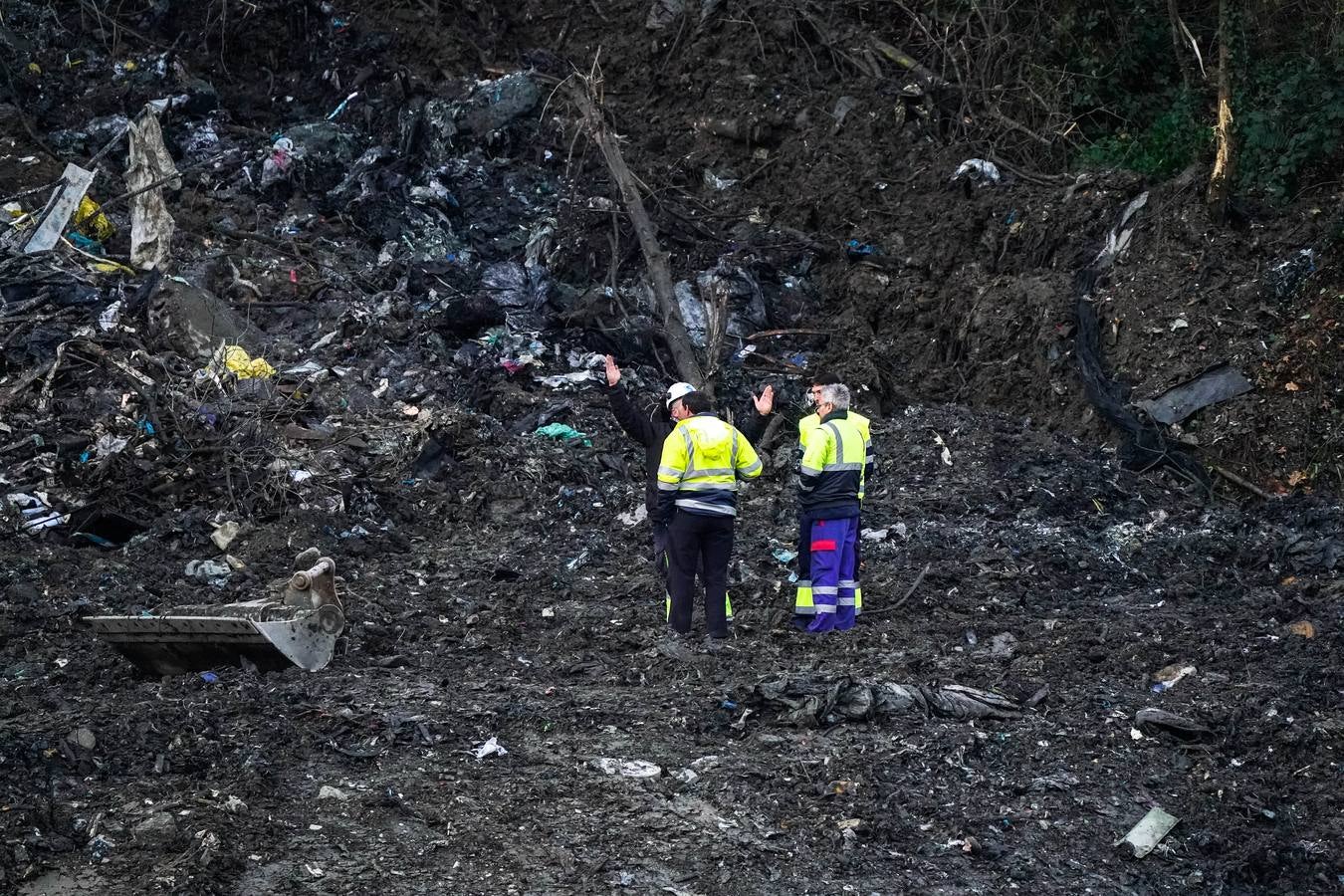 Fotos: Un desprendimiento de tierra corta la A-8 en Zaldibar