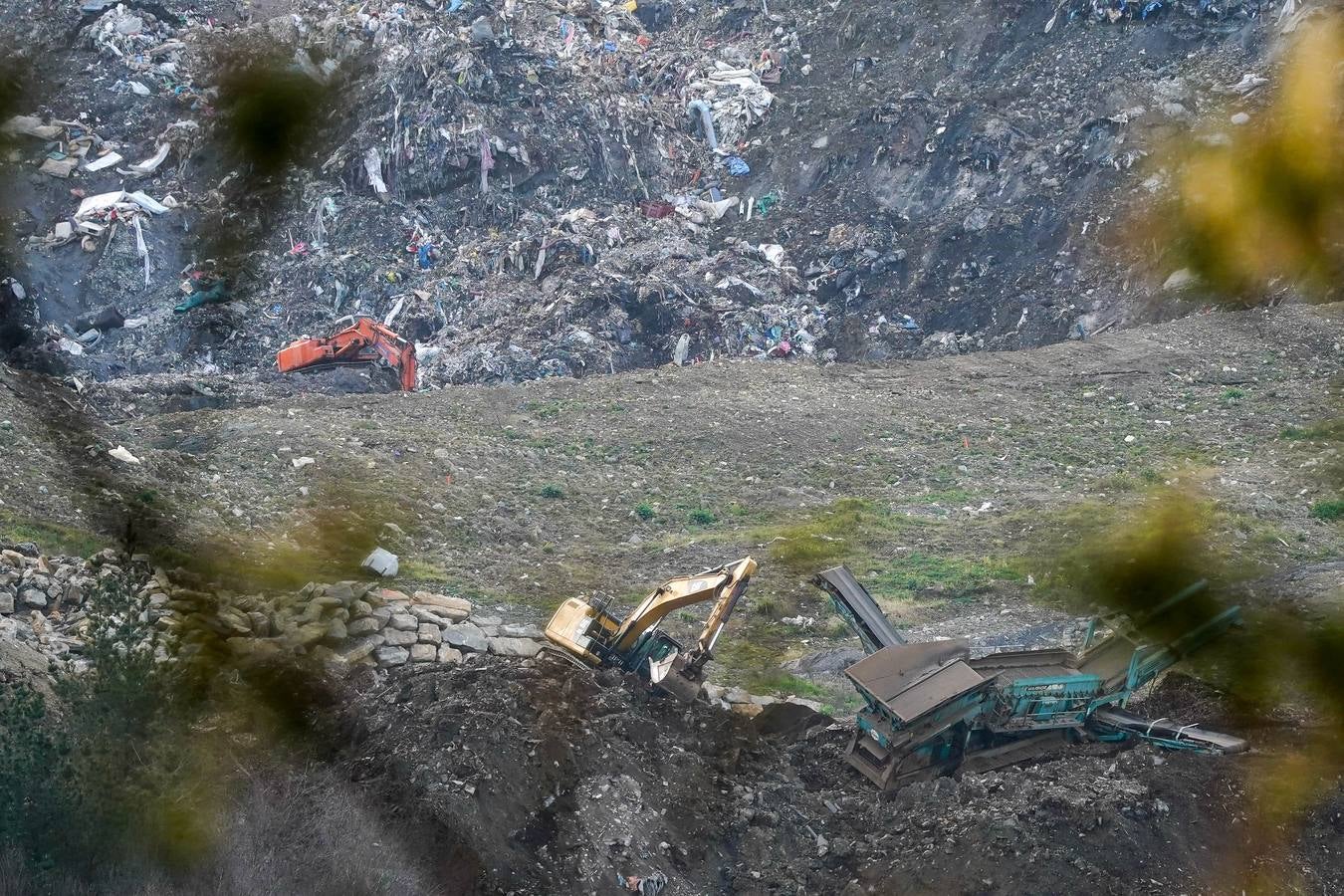 Fotos: Un desprendimiento de tierra corta la A-8 en Zaldibar