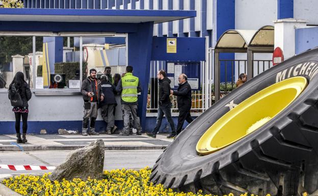 Trabajadores de Michelin, junto al acceso principal en la fábrica de Vitoria.