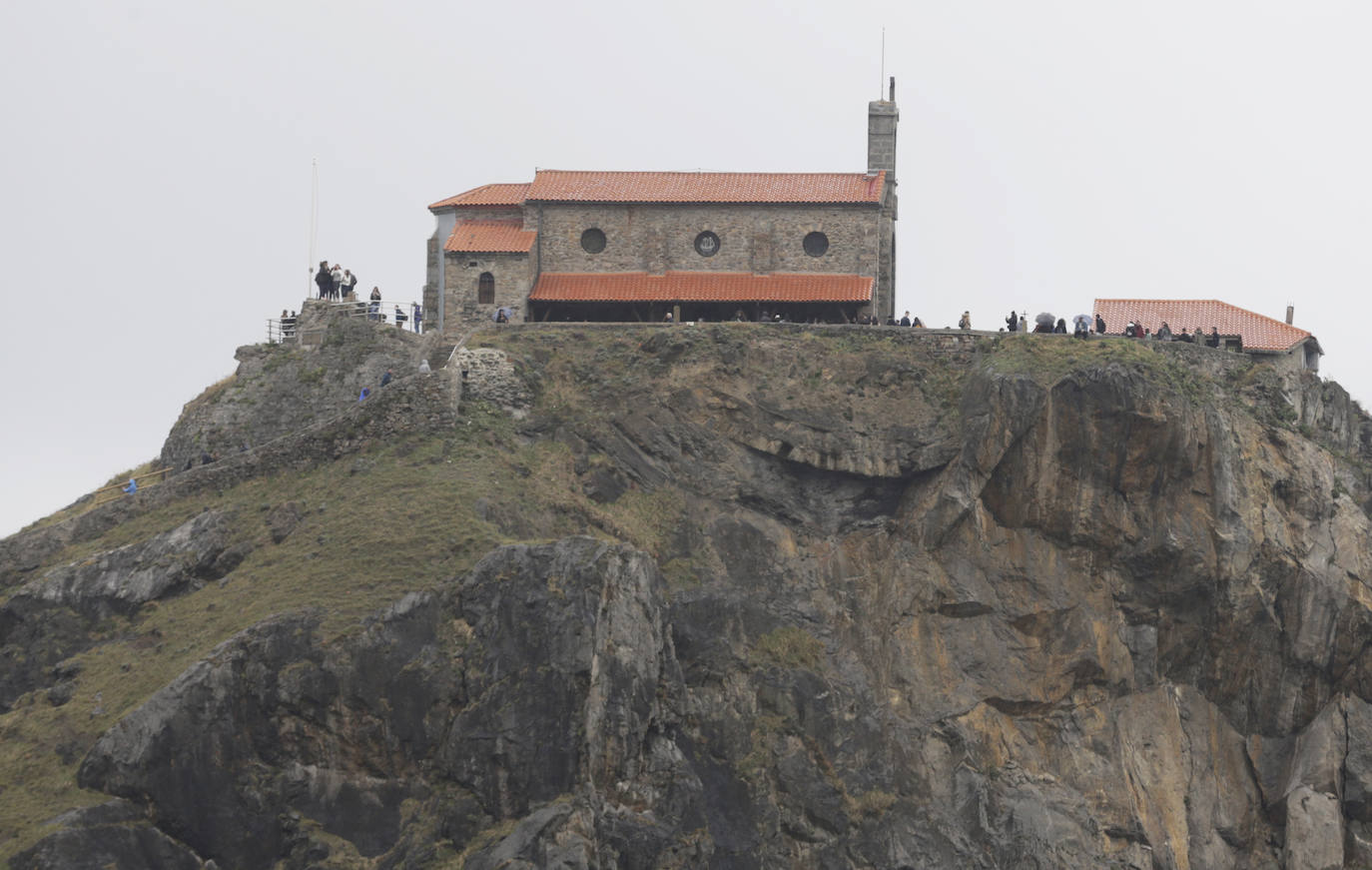 Fotos: Excursión a San Juan de Gaztelugatxe tras anunciarse que se regularán las visitas