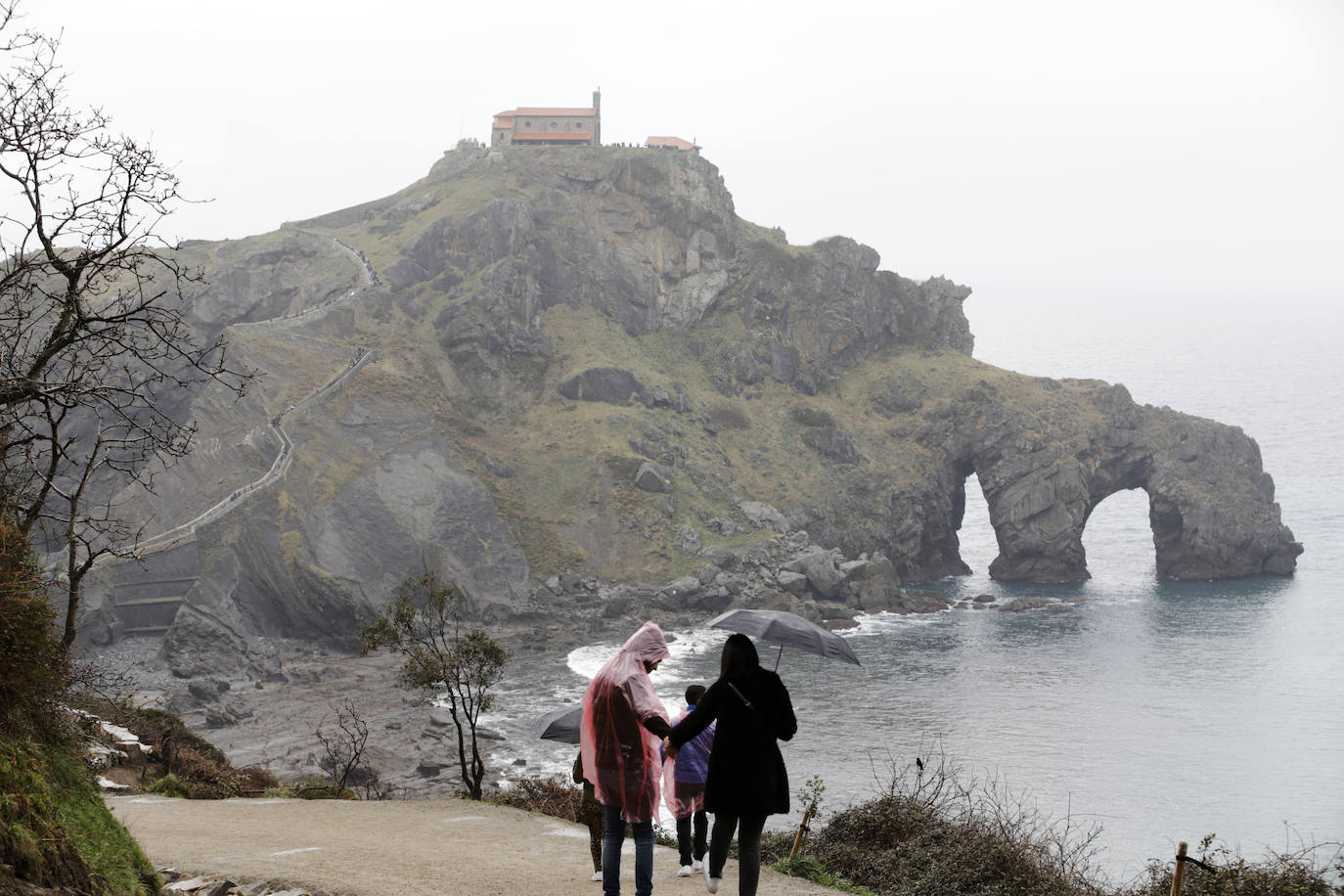 Fotos: Excursión a San Juan de Gaztelugatxe tras anunciarse que se regularán las visitas