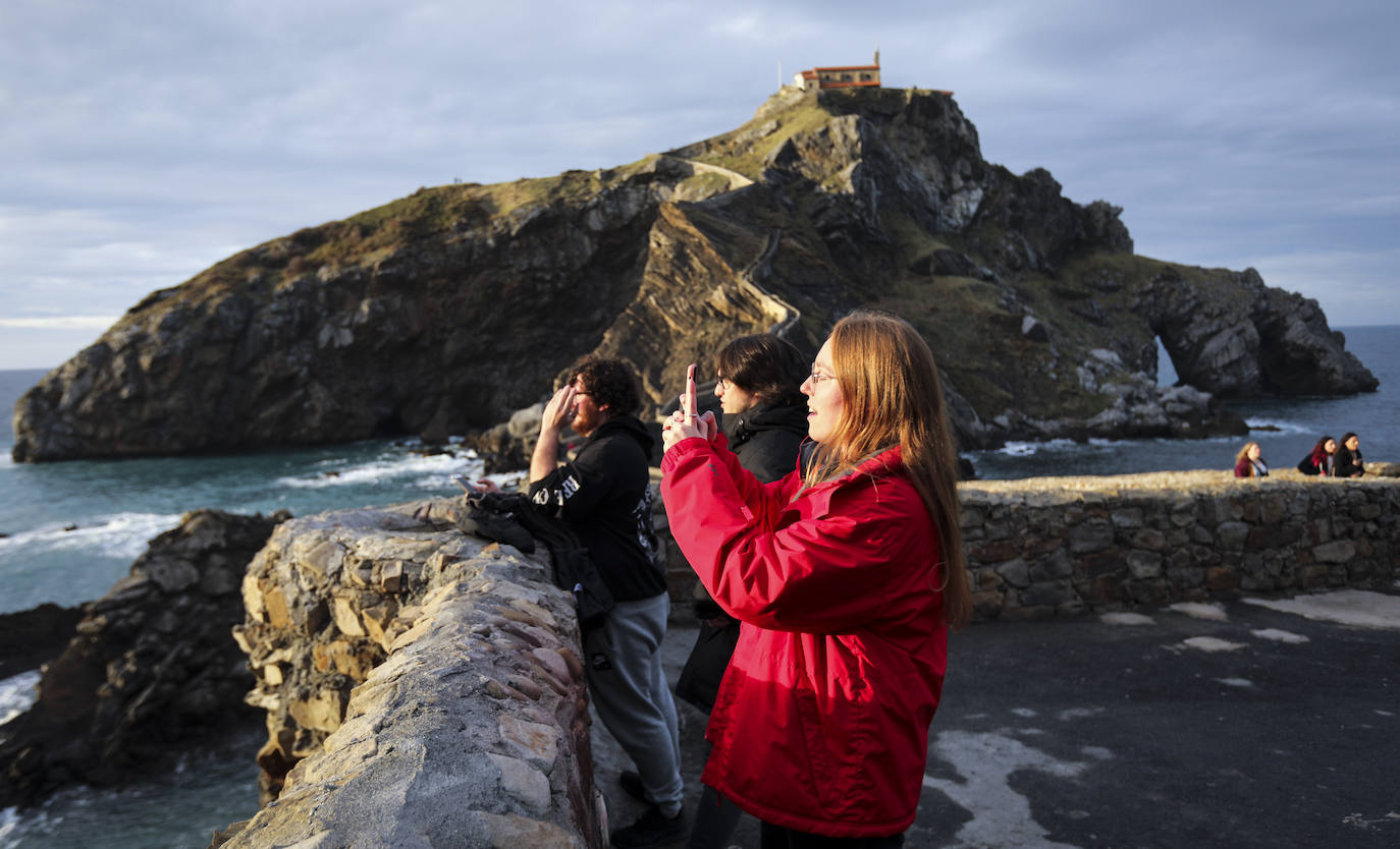 Fotos: Excursión a San Juan de Gaztelugatxe tras anunciarse que se regularán las visitas