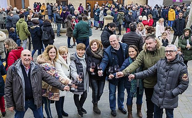 El bodeguero local Jesús Muro, las diputadas forales socialistas Cristina González y Ana del Val, la alcaldesa de Lapuebla, Maite Córdoba, la pregonera Maribel Salas, el viceconsejero Bittor Oroz, los presidentes de la Ruta del Vino (María de Simón) y la Cuadrilla de Rioja Alavesa (Joseba Fernández) y el diputado jeltzale Eduardo Aguinaco. 