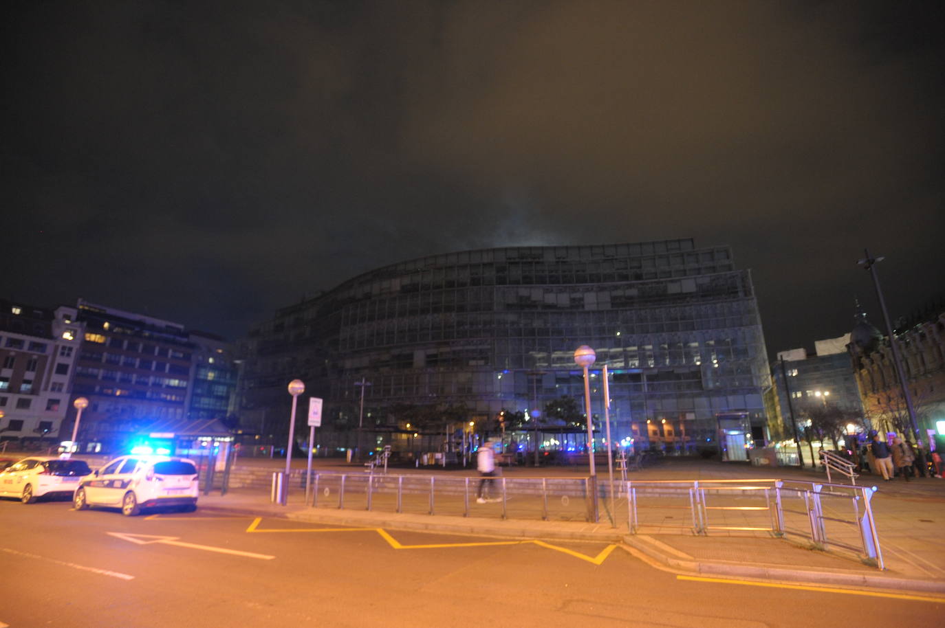 Fotos: Un incendio en el patio interior del Hotel Ercilla deja sin luz a 3.800 viviendas y locales