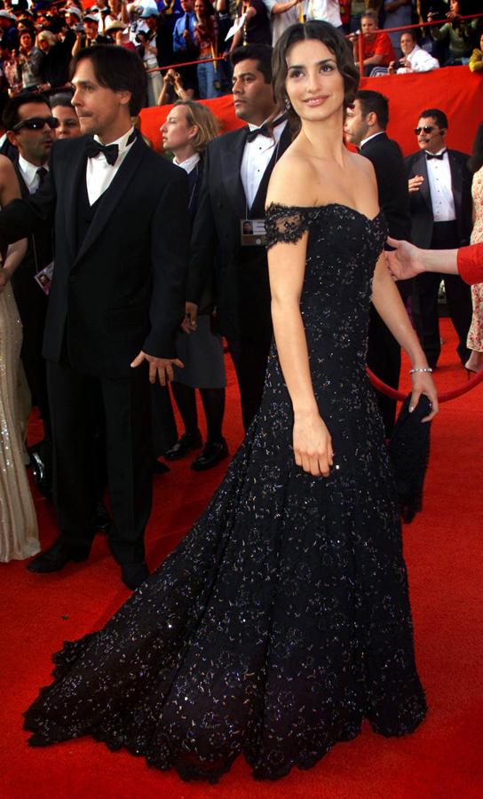 En el 2001 eligió al mismo diseñador que en 2000, Ralph Lauren, pero con un estilo totalmente diferente. Una mejoría notable con esta pieza negra con bordados de cristal.