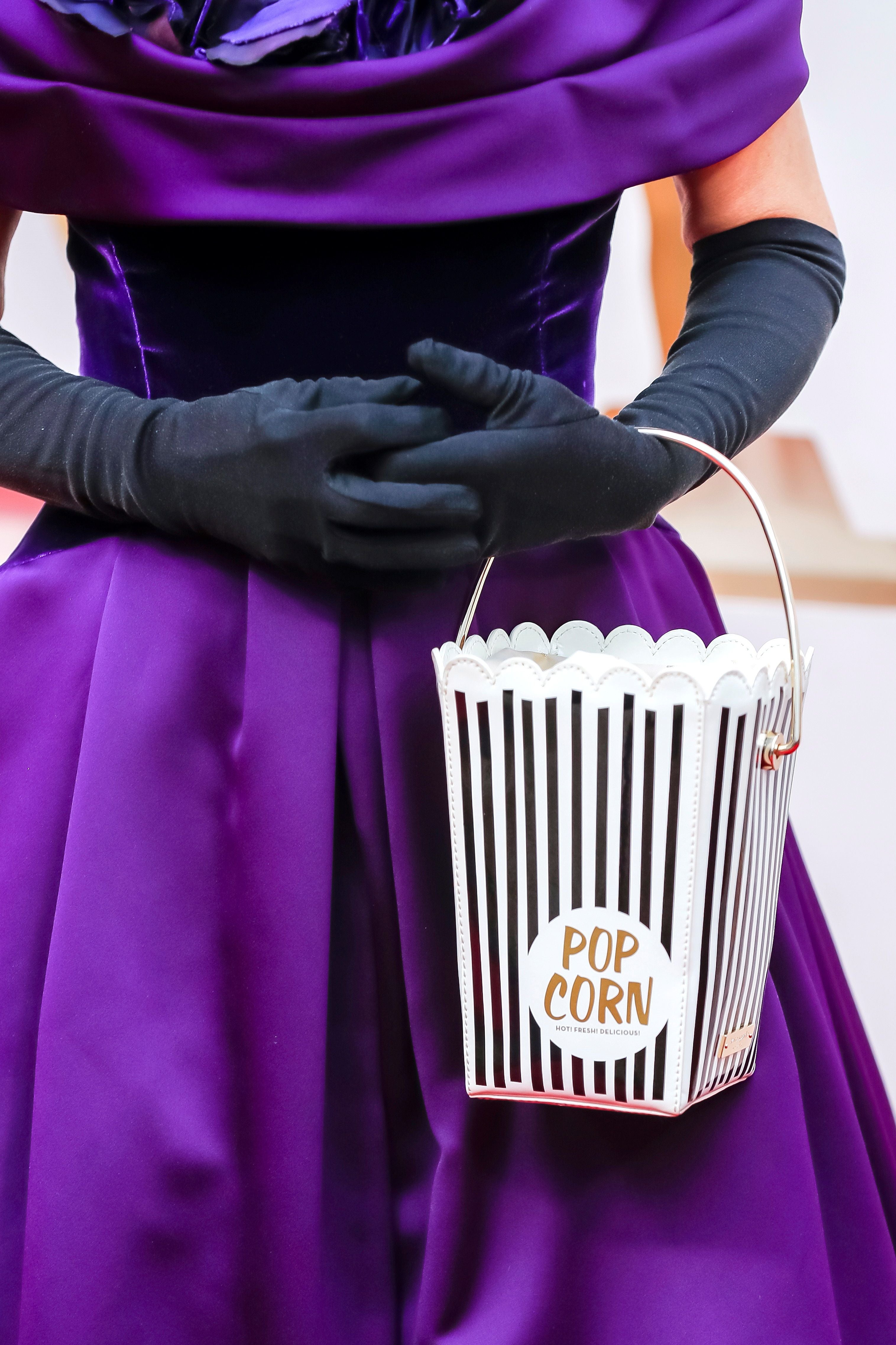 Hay quienes el toque divertido lo llevaron en el bolso, como ha hecho esta invitada, que eligió un modelo en forma de caja de palomitas, muy apropiado para unos premios donde el cine es el protagonista.