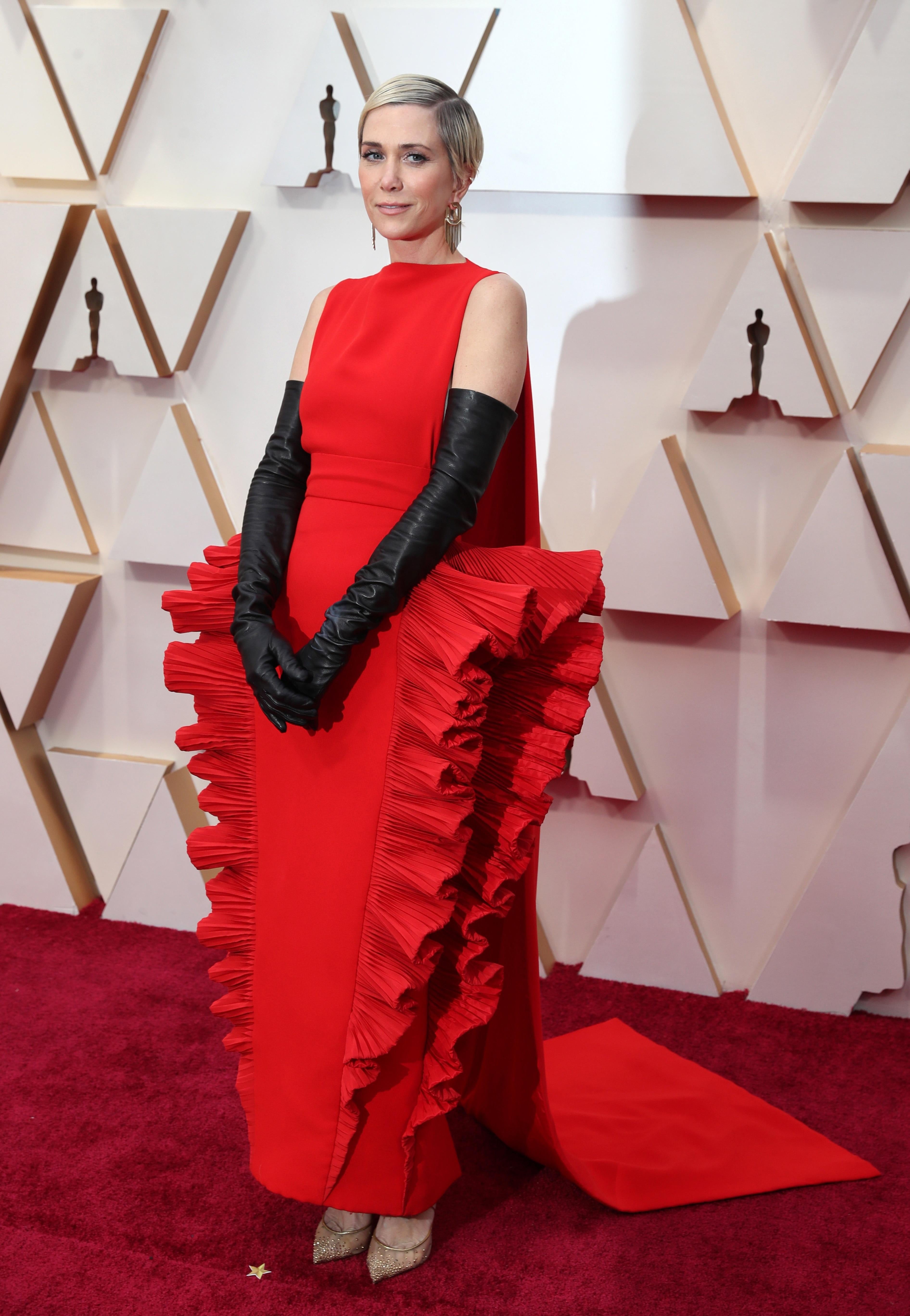 O la amas o la odias, sin término medio. Kristen Wiig se ha atrevido con el más difícil todavía y ha lucido uno de los looks más complicados y sorprendentes de la noche, gracias a Valentino. Se trata de un diseño origami con volantes plisados laterales que causó furor en pasarela pero que nunca habríamos imaginado sobre la alfombra roja de los Oscar.