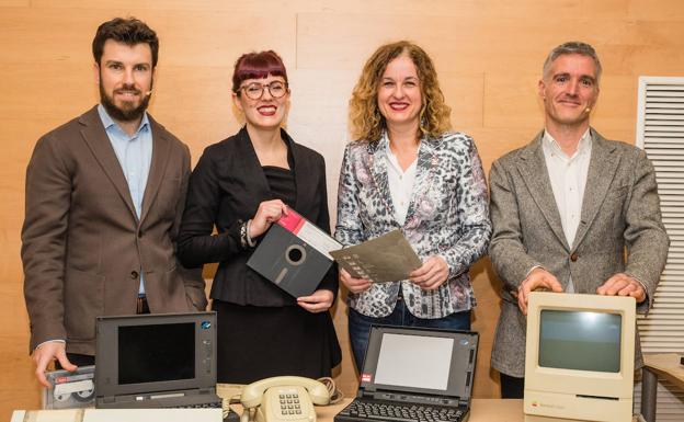 Javier Rubio, Nerea López de Aguileta y Gonzalo Vinuesa posan con la diputada Cristina González. 