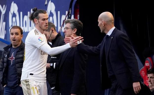 Bale saluda a Zidane tras dejar su puesto a Lucas Vázquez. 