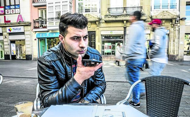 Hamza Ahaik habla por teléfono con su abogada.