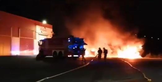 Un incendio calcina un camión y daña otros dos en Gatika