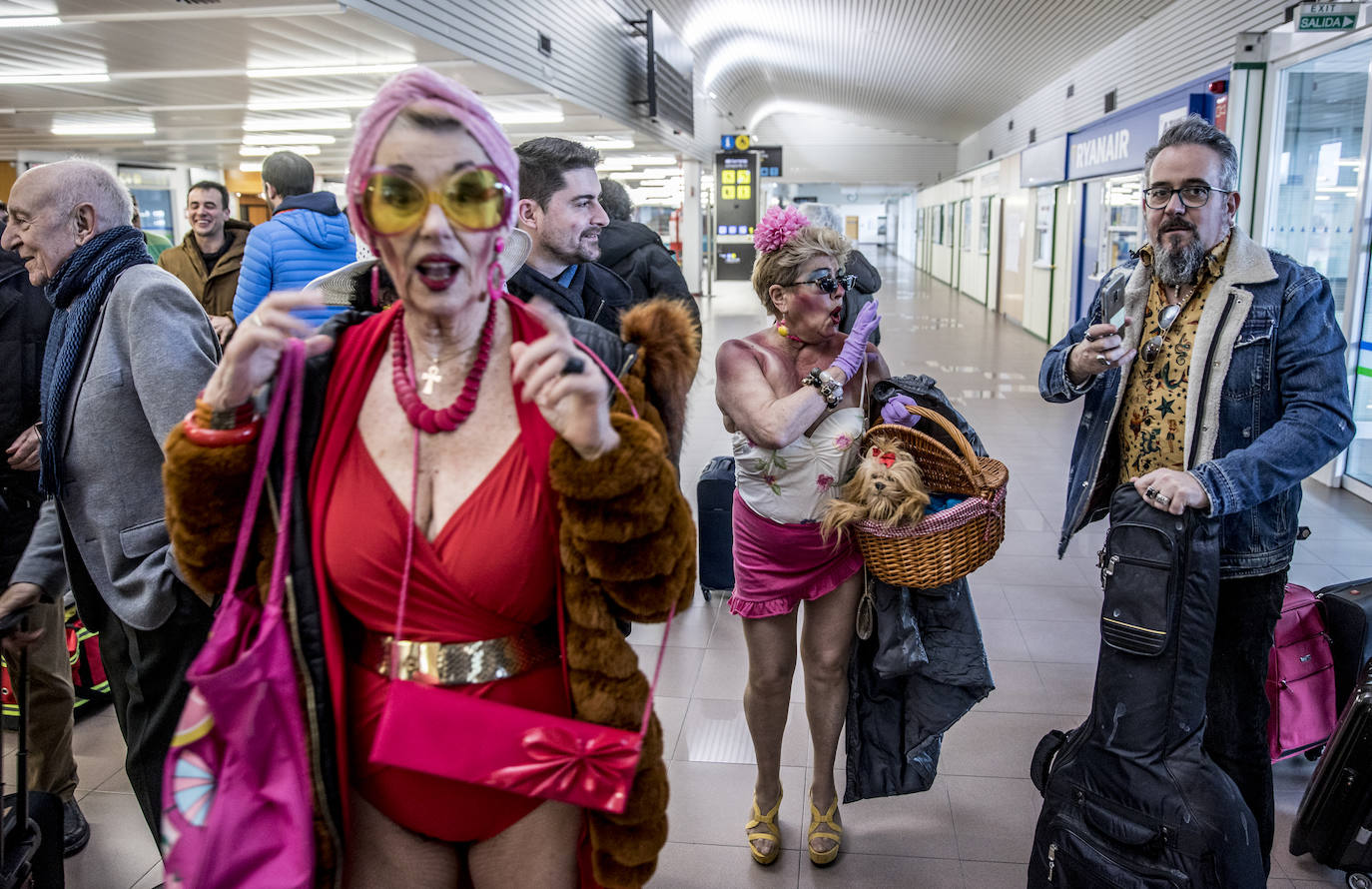 Las actrices Victoria Aparicio y Paquita Quincoces, de Ortzai, y el músico Ismael Gómez de Segura, en la terminal.