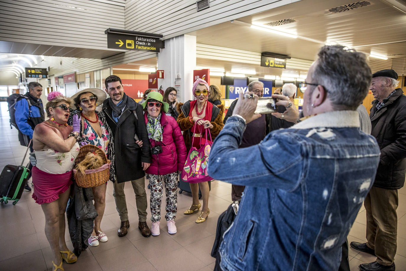 Antes de la sesión fotográfica de EL CORREO, los protagonistas del reportaje tuvieron tiempo para posar. En la imagen, Ismael Gómez de Segura inmortaliza a Paquita Quincoces, Raquel Vélez, Álvaro Tobalina, Blanca Aguillo y Victoria Aparicio.