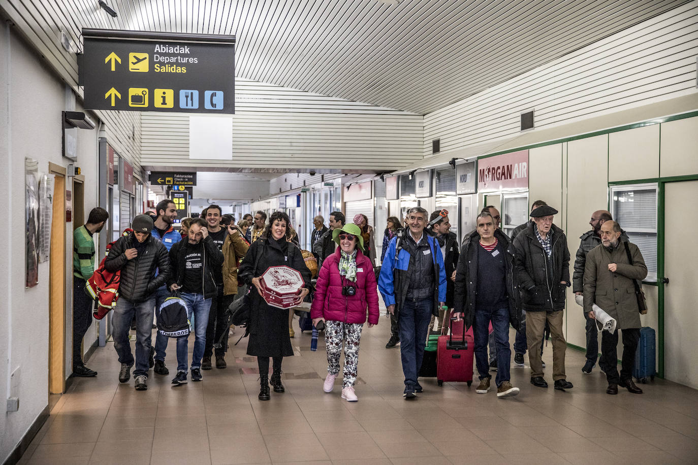 El grupo se encamina hacia una de las cintas de recogida de equipajes del aeropuerto de Foronda, donde se realizó la sesión fotográfica.