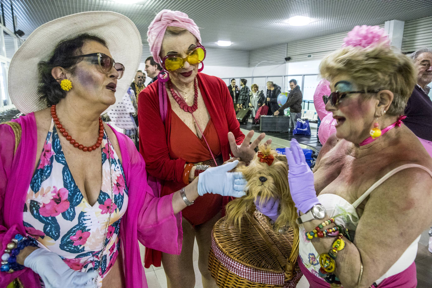 Las 'turistas' Raquel Vélez, Victoria Aparicio y Paquita Quincoces, actrices de Ortzai, hacen carantoñas al perro de peluche que les acompañó en su periplo por Foronda.