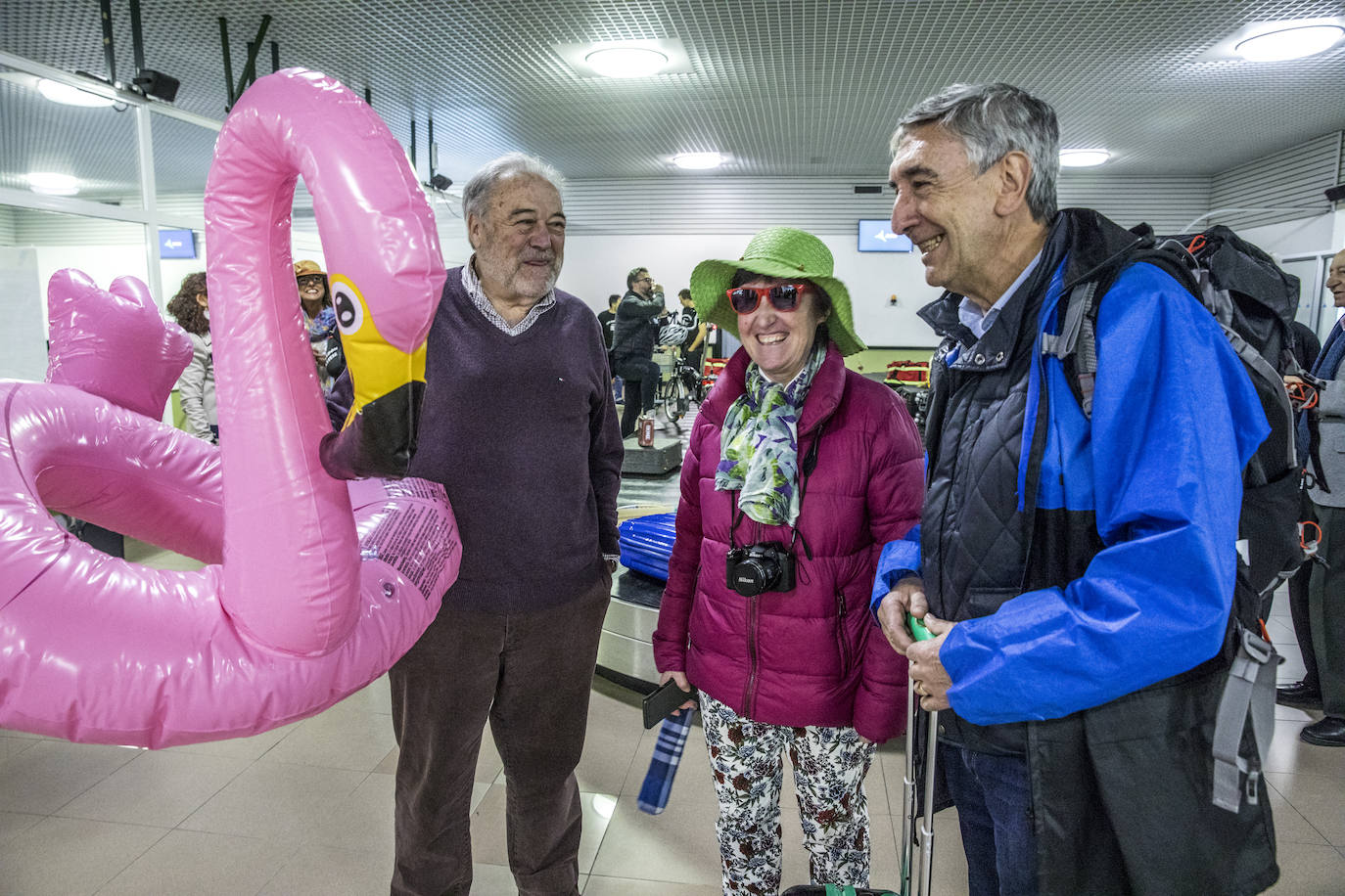 Patxi Ormazábal, presidente de la Asociación Española contra el Cáncer en Álava, bromea con Blanca Aguillo y Ricardo Sáez de Heredia, de la Cofradía de la Virgen Blanca.