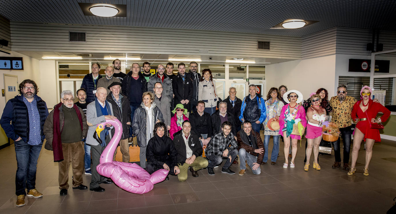 Los protagonistas del reportaje posan en una foto de familia para dar por terminada la sesión fotográfica.