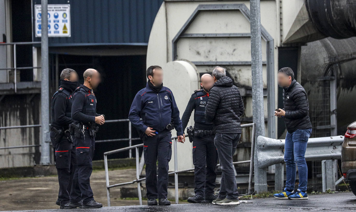 Fotos: Aparece un cádaver en la planta de biocompost de Júndiz