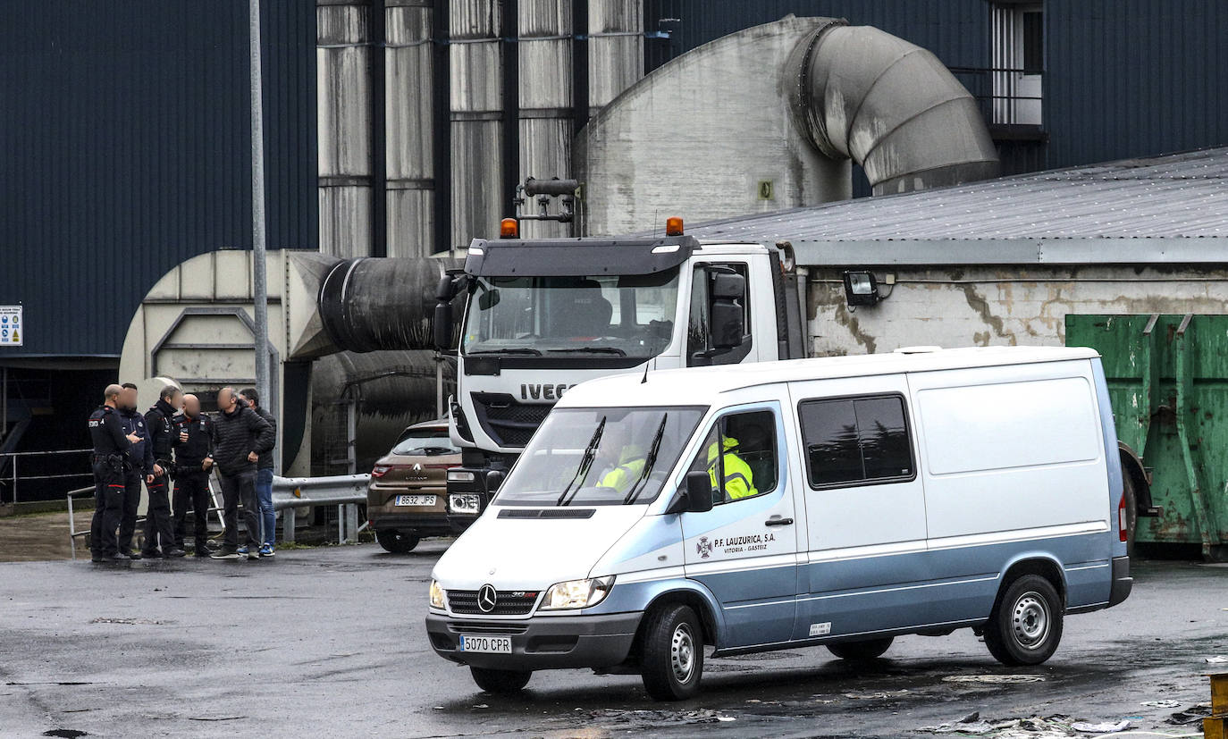 Fotos: Aparece un cádaver en la planta de biocompost de Júndiz