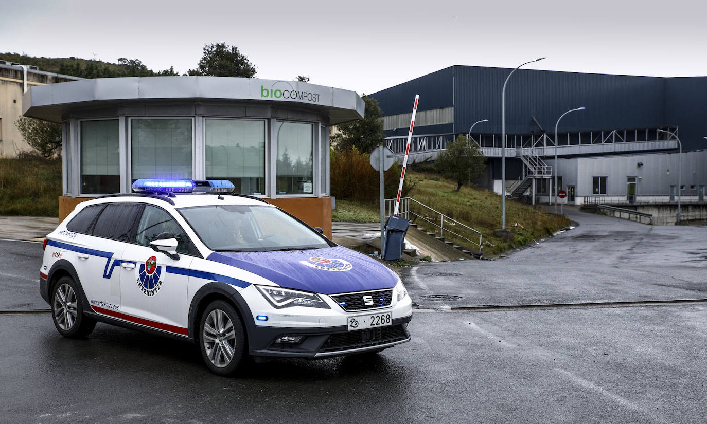 Fotos: Aparece un cádaver en la planta de biocompost de Júndiz