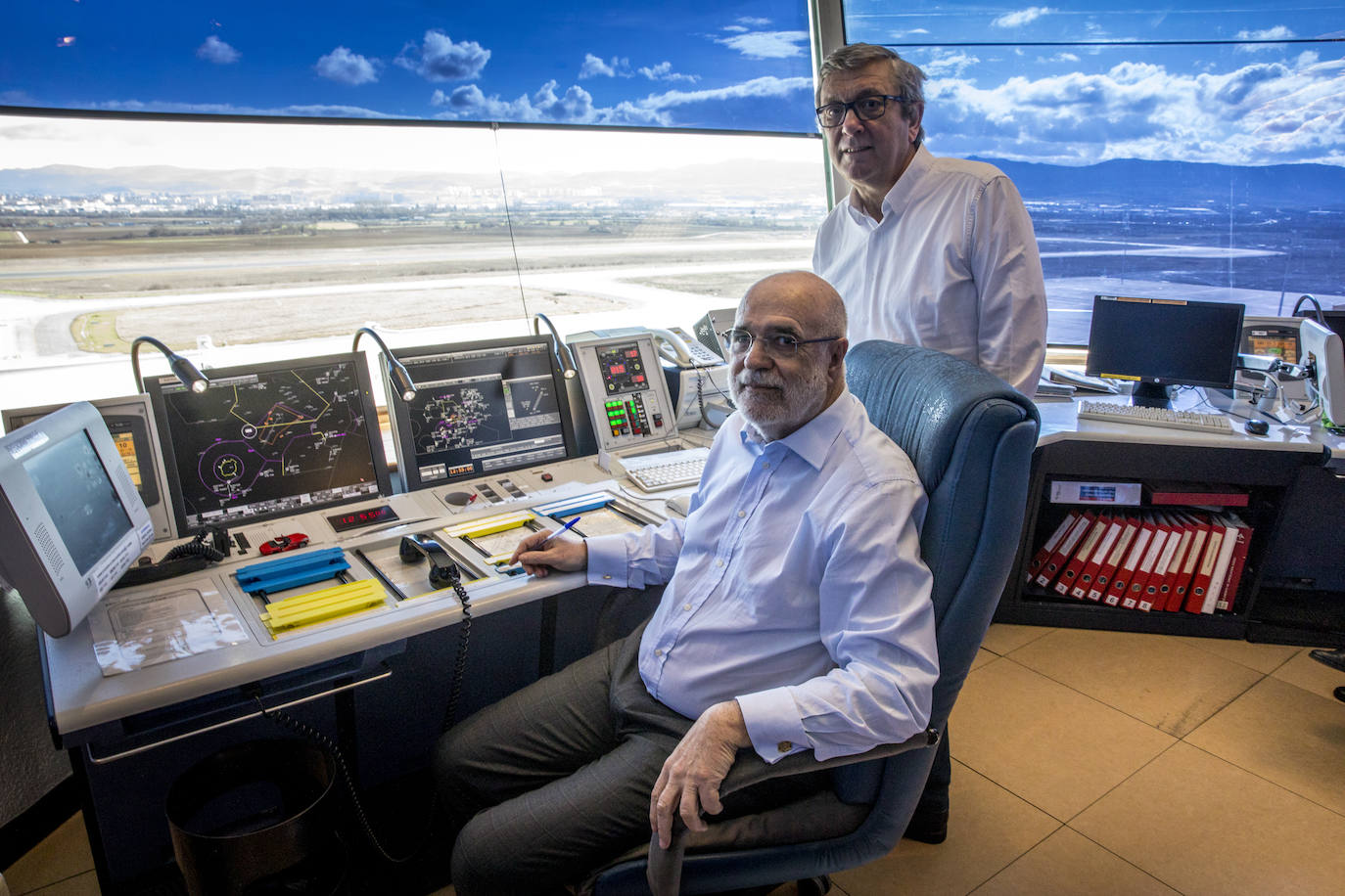 Jesús Loza y Pedro Elosegi, en un puesto de control. 