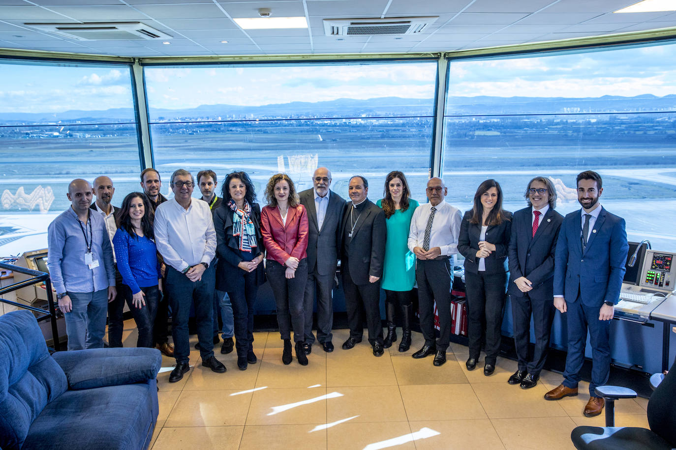 La foto de familia la integran, además de los protagonistas del reportaje, asesores de comunicación y técnicos del aeropuerto. De izquierda a derecha, Asier Rodrigo, Mikel Pérez, Carmen Gómez, Mikel Martínez de San Vicente, Pedro Elodegi, Sergio Porras, Yolanda Berasategui, Cristina González, Jesús Loza, Juan Carlos Elizalde, Maider Etxebarria, Gregorio Rojo, Begoña Llarena, Antonio Casares y Alejandro Muñiz.